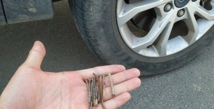故意在公路上撒钉子，导致轮胎被扎破，应该如何定罪？