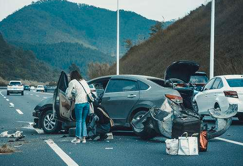交通事故中，“人身伤亡”和“财产损失”应该如何界定